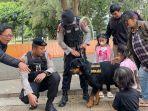 Anggota-Sabhara-Polres-Cimahi-turunkan-anjing-pelacak.jpg