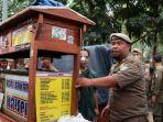 Anggota-Satpol-PP-Kota-Bandung-saat-menertibkan-PKL.jpg