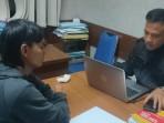 Anggota-Satreskrim-Polres-Tasikmalaya-Kota-ketika-memeriksa-terduga-pelaku-penusukan.jpg