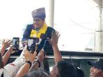 Anies-Baswedan-tiba-di-Medan-disambut-pendukungnya.jpg
