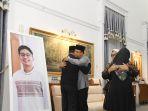 Anies-Peluk-Emil-di-Gedung-Pakuan.jpg