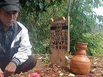 Ano-saat-berada-di-makam-Sopiyani-perempuan-di-Karawang-yang-dihabisi-suaminya-sendiri.jpg