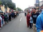 Antusiasme-warga-Subang-dalam-menyimak-olah-TKP-kasus-Subang.jpg
