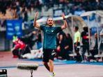 Asisten-pelatih-Persib-Bandung-Manuel-Cascallana-menyemangati-pemain.jpg