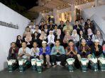 Atalia-Praratya-bersama-Dirut-Perumda-Tirtawening-dan-karyawan-foto-bareng-usai-Itikaf.jpg