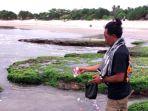 Ayah-Rizki-Hadiansyah-Rahmat-Hidayat-menabur-bunga-di-Pantai-Karang-Papak.jpg