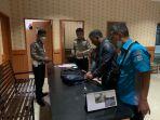 Barang-bukti-mobil-yang-menabrak-dua-mahasiswi-Polindra.jpg