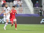 Bek-Indonesia-Jordi-Amat-kiri-menghalau-bola-saat-melawan-Vietnam-di-Piala-Asia-2023.jpg