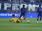 Bek-PERSIB-Kakang-Rudianto-diadang.jpg
