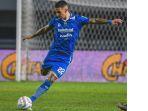 Bek-Persib-Bandung-Alberto-Rodriguez-tendang.jpg