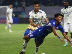 jabar/Bek-Persib-Bandung-Edo-Febriansah-putih-melanggar-bek-PSIS.jpg
