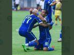 Bek-Persib-Bandung-Henhen-Herdiana-mencetak-gol.jpg