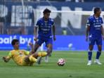 Bek-Persib-Bandung-Kakang-Rudianto-menguasai-bola-setelah-Persebaya-Surabaya.jpg