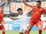 Bek-Persija-Jakarta-Rizky-Ridho-kanan-mengawal-pergerakan-penyerang-Arema-FC.jpg