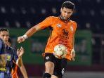 Bek-asal-Brasil-Julio-Cesar-saat-membela-Chiangrai-United.jpg
