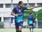 Bek-persib-Bandung-Eriyanto-saat-latihan.jpg