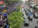 Bobotoh-hujan-hujanan-sambut-Persib-di-Bandung.jpg