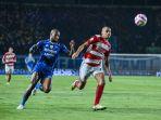 Bomber-Persib-Bandung-David-da-Silva-dan-bek-Madura-United-Cleberson-Martins.jpg