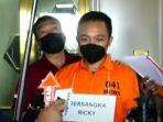 Bripka-Ricky-Rizal-saat-menjalani-rekonstruksi-kasus-pembunuhan-Brigadir-J.jpg