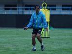 Budiman-Yunus-Pimpin-Latihan.jpg