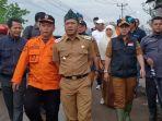 Bupati-Bandung-Dadang-Supriatna-meninjau-lokasi-banjir.jpg