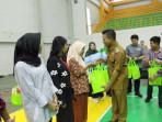 Pemerintah Kabupaten Bandung Salurkan 28 Ton Beras dan Minyak ke Seluruh Desa dan Kelurahan