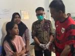 Bupati-Ciamis-Herdiat-Sunarya-saat-menjenguk-korban-keracunan-MBG.jpg