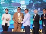 Bupati-Garut-Rudy-Gunawan-menerima-penghargaan-PPD-Tahun-2023.jpg