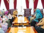 Bupati-Indramayu-Lucky-Hakim-saat-berbincang-dengan-orang-tua-bayi-kembar-lima.jpg