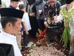 Bupati-Purwakarta-Saepul-Bahri-Binzein-saat-pemakaman-istrinya-Diny-Yuliani.jpg