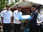 Bupati-Sumedang-Dony-Ahmad-Munir-menyerahkan-bantuan-bibit-ikan-gurame.jpg