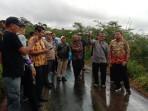 Bupati-Sumedang-Dony-Ahmad-Munir-saat-melihat-jalan-Lebaktulang-Saungtalahab.jpg