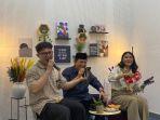 Cagub-Jabar-Acep-Adang-Ruhiat-saat-bernyanyi-di-Studio-Tribun-Jaba.jpg