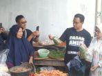 Capres-Anies-Baswedan-Fery-Farhati-saat-berada-di-Pasar-Kepuh-Kuningan.jpg