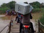 Caption-Polisi-saat-distribusi-logistik-Pilkada-Indramayu-Selasa-26112024.jpg