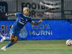 Ciro-Alves-mendapat-kartu-merah-saat-lawan-Malut-United.jpg