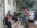 Deni-Supiana-Babinsa-Desa-Cibeusi-Sumedang-tengah-mengintrogasi-kurir.jpg