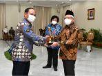Direktur-Utama-Pupuk-Kujang-Maryadi-saat-menerima-piala-penghargaan.jpg