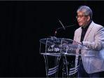 Direktur-Utama-bank-bjb-Yuddy-Renaldi-meraih-penghargaan.jpg