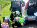 Dua-anggota-Polres-Subang-sedang-membantu-ganti-ban.jpg