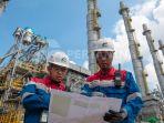 Dua-pegawai-Pertamina-sedang-mengontrol-area-Dok-Pertamina.jpg