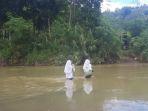 Jembatan Putus Diterjang Banjir, Pelajar di Sukabumi Kembali Pertaruhkan Nyawa Terjang Sungai Deras