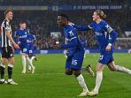 Dua-pemain-Chelsea-Nicolas-Jackson-tengah-dan-Conor-Gallagher-kanan.jpg
