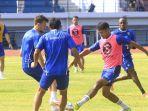 Dua-pemain-Persib-Bandung-Mateo-Kocijan-kiri-dan-Dimas-Drajad-berebut-bola.jpg