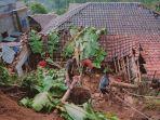 Dua-rumah-diterjang-longsor-di-Kampung-Gunung-Padang.jpg