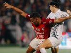 Eber-Bessa-Bali-United-berebut-bola-saat-melawan-Borneo-FC.jpg