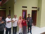 Emak-Enok-Emasih-kedua-dari-kanan-terima-rumah-baru-dari-PT-KCIC-Kamis-1212023.jpg