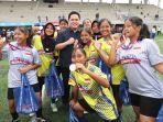 Erick-Thohir-bersama-peserta-Hydrplus-Piala-Pertiwi-U14-U15-2025.jpg