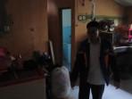 Fery-Riyana-38-saat-menunjukan-lokasi-tewasnya-sang-istri.jpg