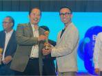 Foto-1-CEO-Nuon-Aris-Sudewo-menerima-penghargaan-dari-BUMN-Branding-and.jpg